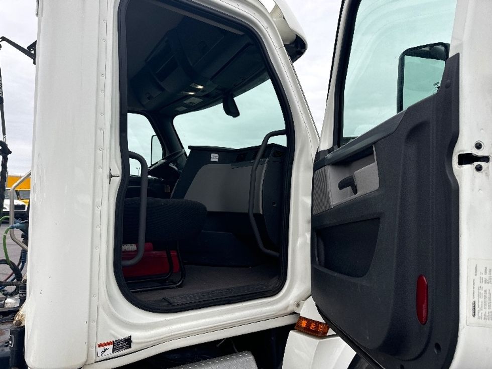 Day Cab Tractor-Heavy Duty Tractors-Freightliner-2020-T12664ST-Brook Park-OH-437,516\n\t\tmiles-$ 55,250 - Image 12
