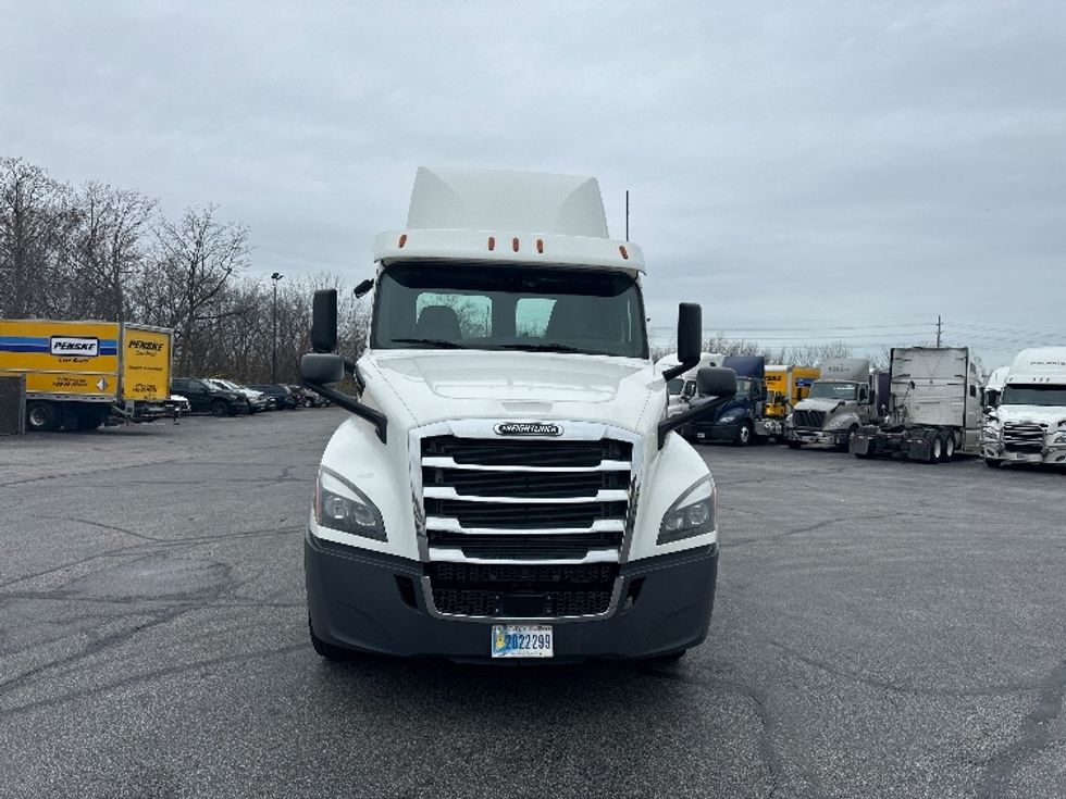 2020 Freightliner Cascadia 126" Day cab photo 2