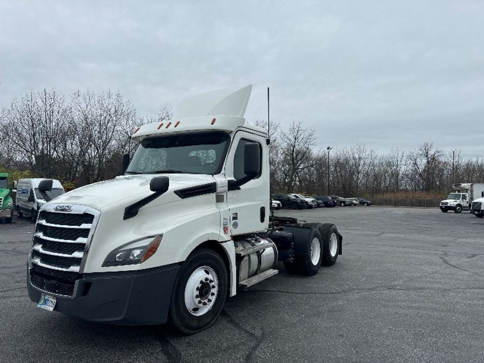 2020 Freightliner Cascadia 126" Day cab photo 3