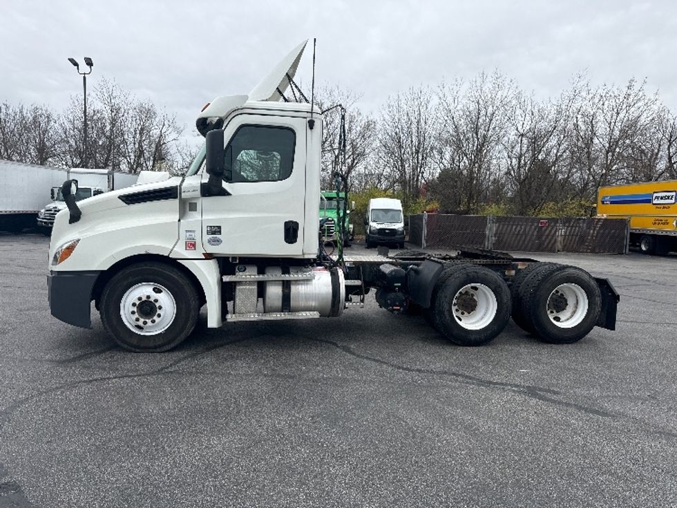 2020 Freightliner Cascadia 126" Day cab photo 4