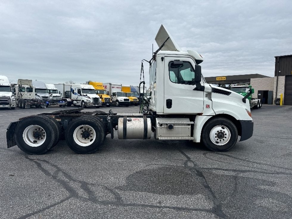 Day Cab Tractor-Heavy Duty Tractors-Freightliner-2020-T12664ST-Brook Park-OH-437,516\n\t\tmiles-$ 55,250 - Image 8
