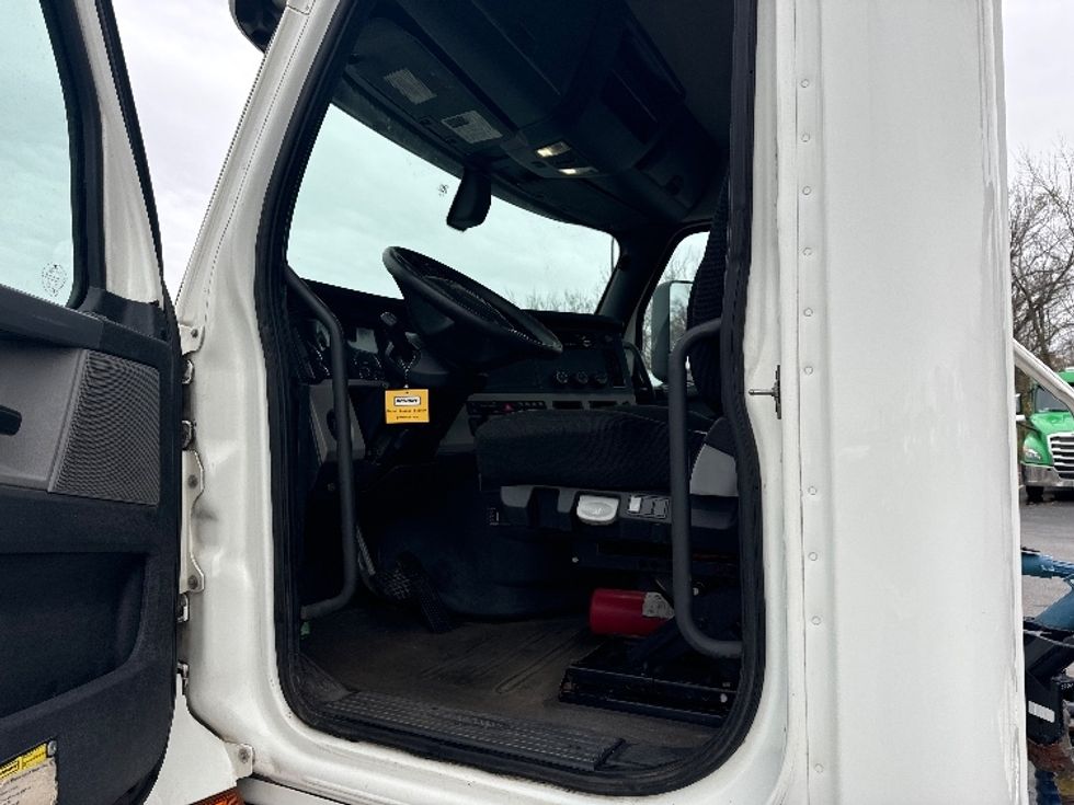 Day Cab Tractor-Heavy Duty Tractors-Freightliner-2020-T12664ST-Brook Park-OH-437,516\n\t\tmiles-$ 55,250 - Image 9