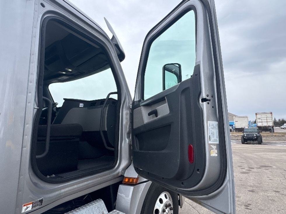 Day Cab Tractor-Heavy Duty Tractors-Freightliner-2020-T12664ST-Brooklyn Park-MN-122,663\n\t\tmiles-$ 57,000 - Image 12