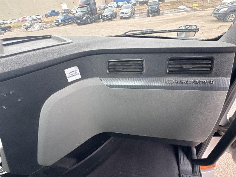 Day Cab Tractor-Heavy Duty Tractors-Freightliner-2020-T12664ST-Brooklyn Park-MN-122,663\n\t\tmiles-$ 57,000 - Image 13