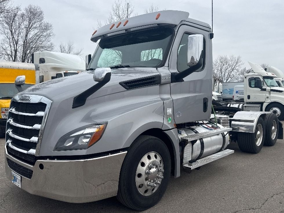 Day Cab Tractor-Heavy Duty Tractors-Freightliner-2020-T12664ST-Brooklyn Park-MN-122,663\n\t\tmiles-$ 57,000 - Image 3