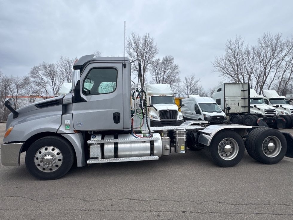 Day Cab Tractor-Heavy Duty Tractors-Freightliner-2020-T12664ST-Brooklyn Park-MN-122,663\n\t\tmiles-$ 57,000 - Image 4