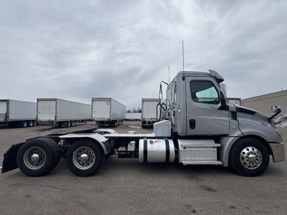 Day Cab Tractor-Heavy Duty Tractors-Freightliner-2020-T12664ST-Brooklyn Park-MN-122,663\n\t\tmiles-$ 57,000 - Image 8