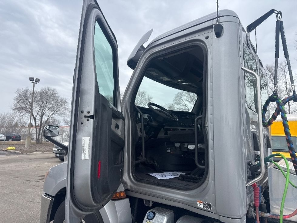 Day Cab Tractor-Heavy Duty Tractors-Freightliner-2020-T12664ST-Brooklyn Park-MN-122,663\n\t\tmiles-$ 57,000 - Image 9
