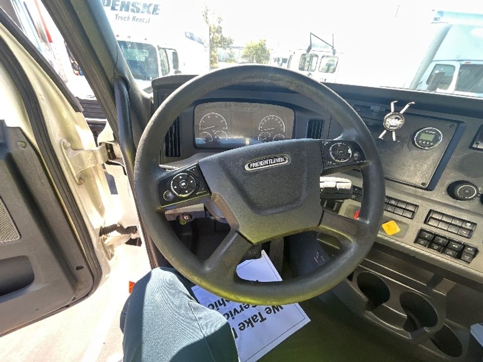 Day Cab Tractor-Heavy Duty Tractors-Freightliner-2020-T12664ST-Brooklyn Park-MN-212,902\n\t\tmiles-$ 62,000 - Image 11