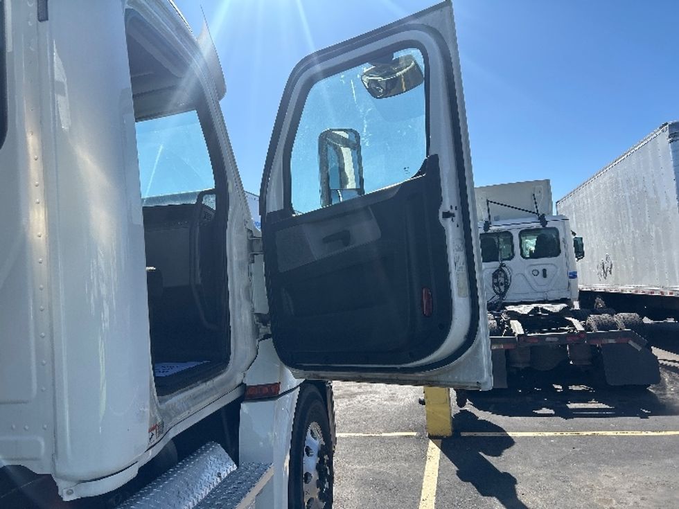 Day Cab Tractor-Heavy Duty Tractors-Freightliner-2020-T12664ST-Brooklyn Park-MN-212,902\n\t\tmiles-$ 62,000 - Image 12