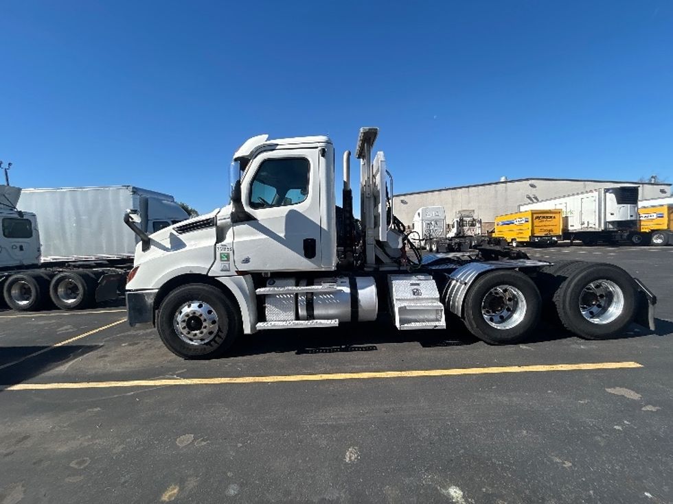 Day Cab Tractor-Heavy Duty Tractors-Freightliner-2020-T12664ST-Brooklyn Park-MN-212,902\n\t\tmiles-$ 62,000 - Image 4