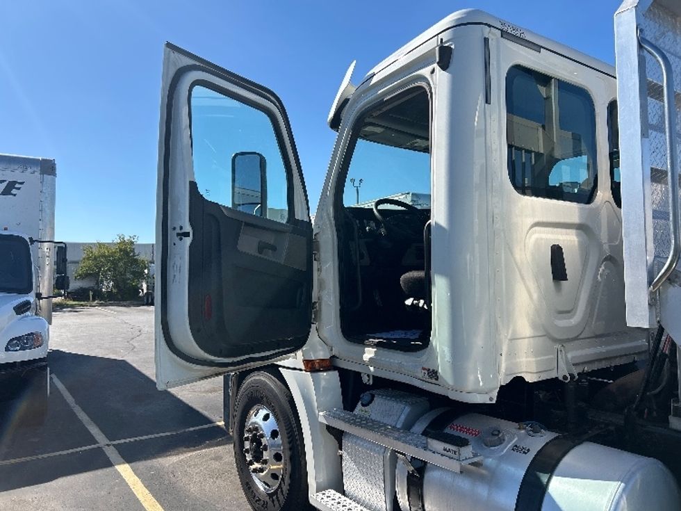 Day Cab Tractor-Heavy Duty Tractors-Freightliner-2020-T12664ST-Brooklyn Park-MN-212,902\n\t\tmiles-$ 62,000 - Image 9
