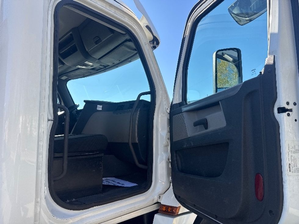 Day Cab Tractor-Heavy Duty Tractors-Freightliner-2020-T12664ST-Brooklyn Park-MN-284,903\n\t\tmiles-$ 60,500 - Image 12