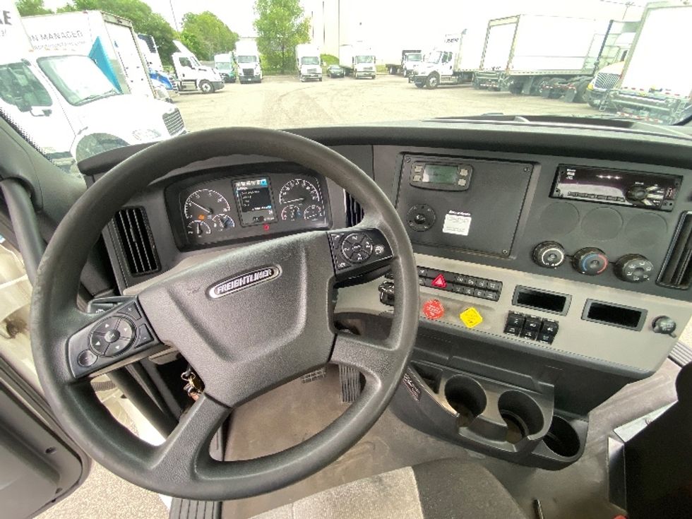 Day Cab Tractor-Heavy Duty Tractors-Freightliner-2020-T12664ST-Brooklyn Park-MN-320,634\n\t\tmiles-$ 57,500 - Image 11