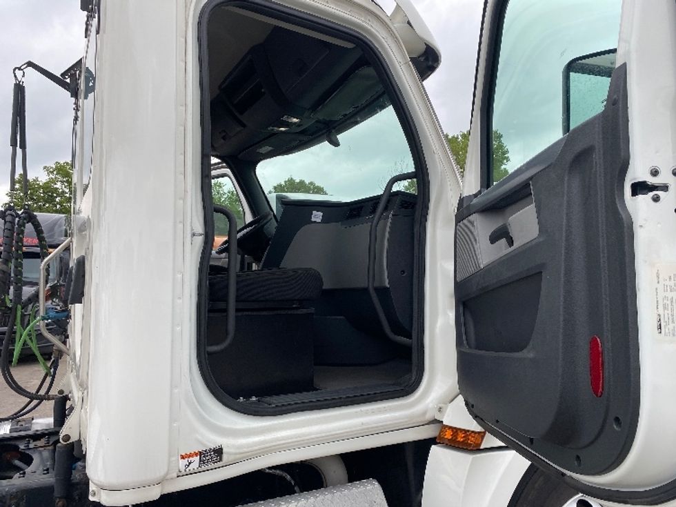 Day Cab Tractor-Heavy Duty Tractors-Freightliner-2020-T12664ST-Brooklyn Park-MN-320,634\n\t\tmiles-$ 57,500 - Image 12