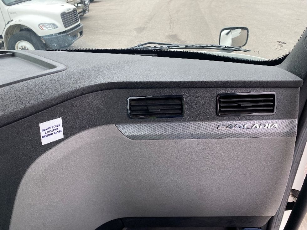 Day Cab Tractor-Heavy Duty Tractors-Freightliner-2020-T12664ST-Brooklyn Park-MN-320,634\n\t\tmiles-$ 57,500 - Image 13