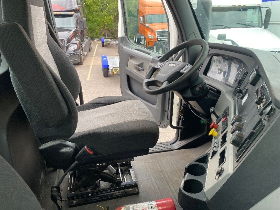 Day Cab Tractor-Heavy Duty Tractors-Freightliner-2020-T12664ST-Brooklyn Park-MN-320,634\n\t\tmiles-$ 57,500 - Image 14