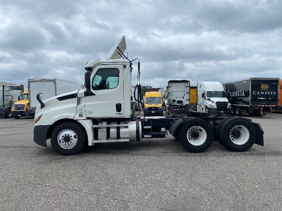Day Cab Tractor-Heavy Duty Tractors-Freightliner-2020-T12664ST-Brooklyn Park-MN-320,634\n\t\tmiles-$ 57,500 - Image 4