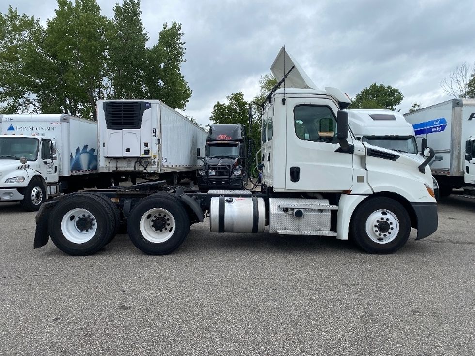 Day Cab Tractor-Heavy Duty Tractors-Freightliner-2020-T12664ST-Brooklyn Park-MN-320,634\n\t\tmiles-$ 57,500 - Image 8