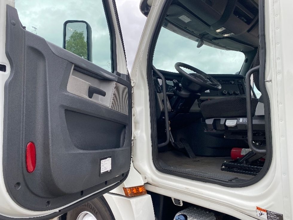 Day Cab Tractor-Heavy Duty Tractors-Freightliner-2020-T12664ST-Brooklyn Park-MN-320,634\n\t\tmiles-$ 57,500 - Image 9