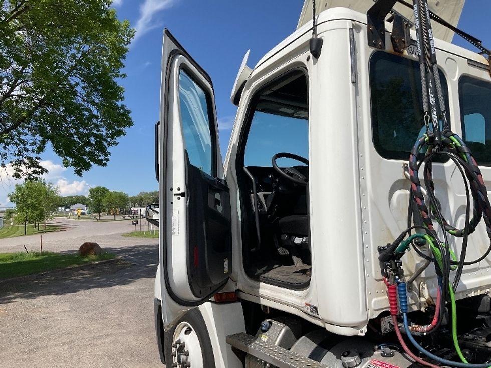 Day Cab Tractor-Heavy Duty Tractors-Freightliner-2020-T12664ST-Brooklyn Park-MN-328,445\n\t\tmiles-$ 46,500 - Image 9