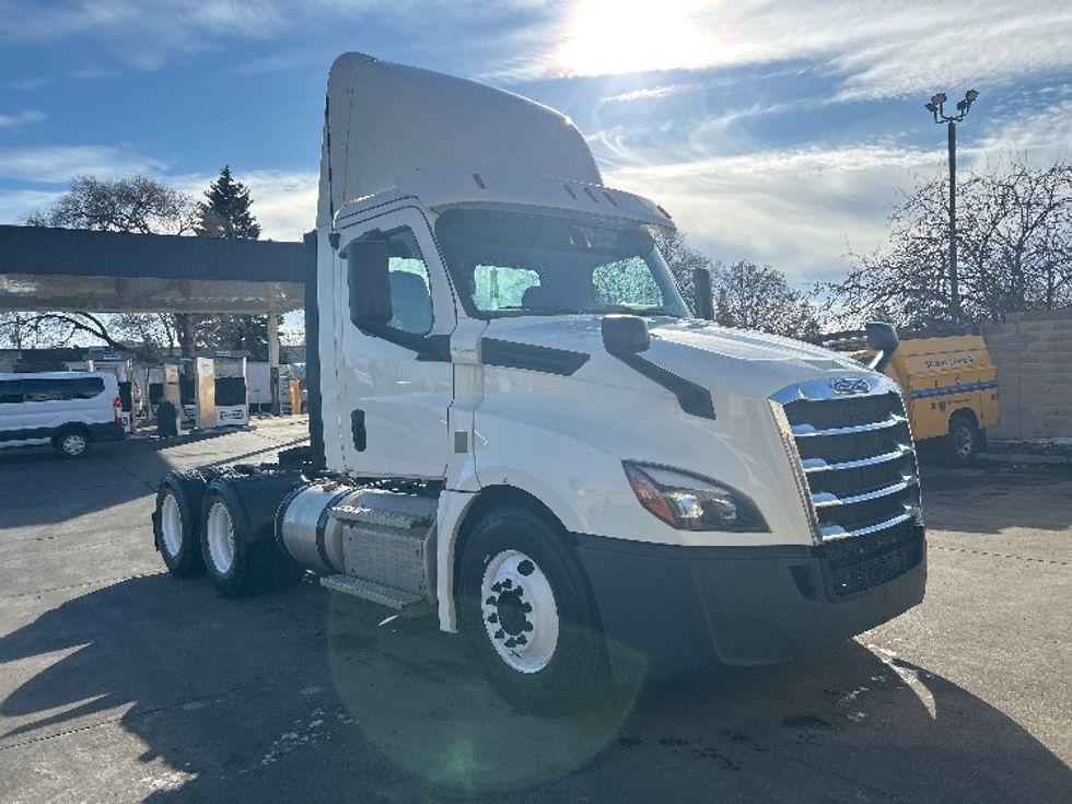 Day Cab Tractor-Heavy Duty Tractors-Freightliner-2020-T12664ST-Brooklyn Park-MN-377,491\n\t\tmiles-$ 48,750 - Image 1