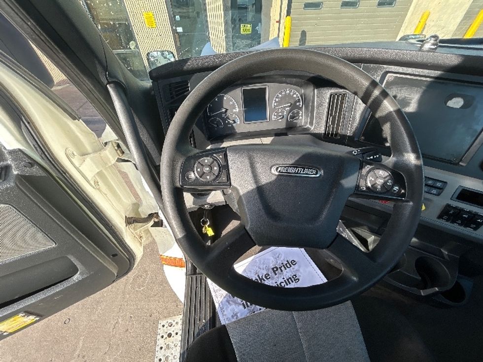 Day Cab Tractor-Heavy Duty Tractors-Freightliner-2020-T12664ST-Brooklyn Park-MN-377,491\n\t\tmiles-$ 48,750 - Image 11