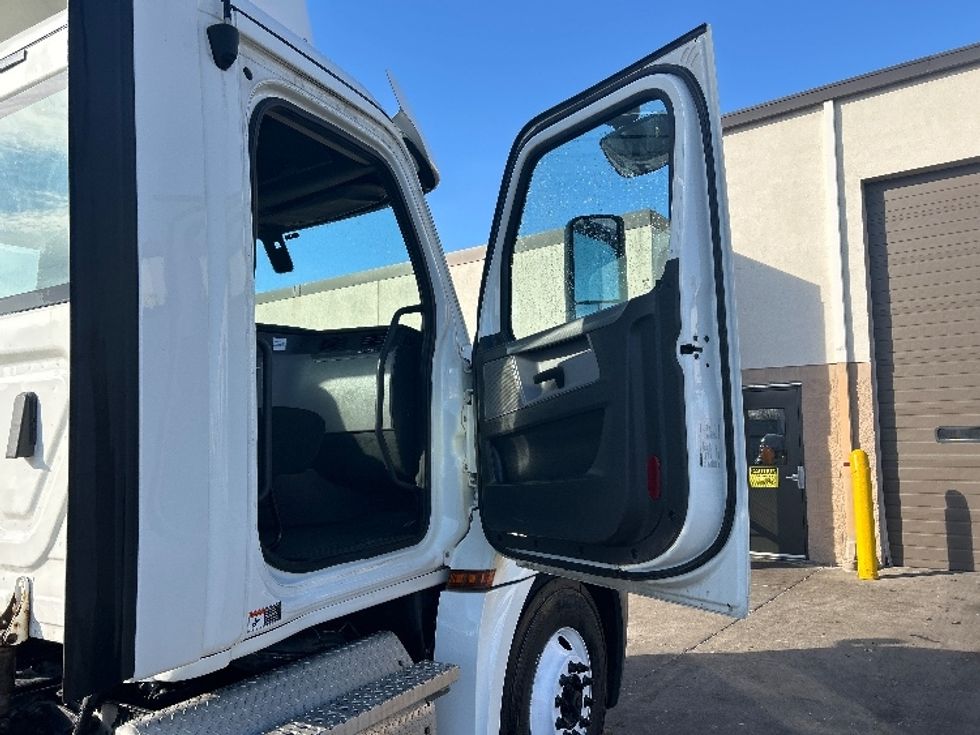 Day Cab Tractor-Heavy Duty Tractors-Freightliner-2020-T12664ST-Brooklyn Park-MN-377,491\n\t\tmiles-$ 48,750 - Image 12