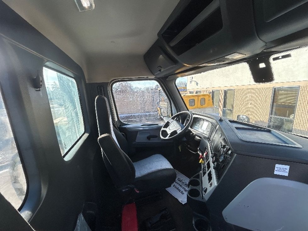 Day Cab Tractor-Heavy Duty Tractors-Freightliner-2020-T12664ST-Brooklyn Park-MN-377,491\n\t\tmiles-$ 48,750 - Image 14
