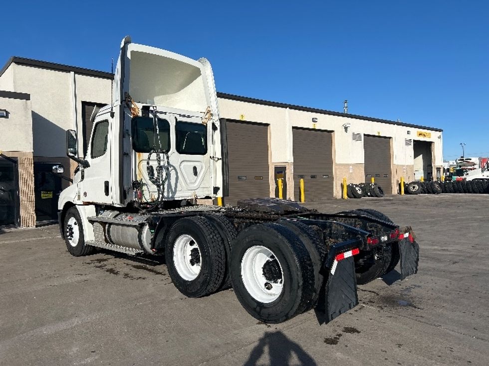 Day Cab Tractor-Heavy Duty Tractors-Freightliner-2020-T12664ST-Brooklyn Park-MN-377,491\n\t\tmiles-$ 48,750 - Image 5