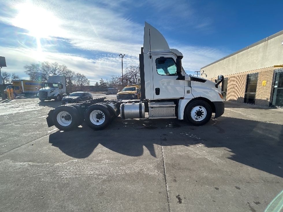Day Cab Tractor-Heavy Duty Tractors-Freightliner-2020-T12664ST-Brooklyn Park-MN-377,491\n\t\tmiles-$ 48,750 - Image 8