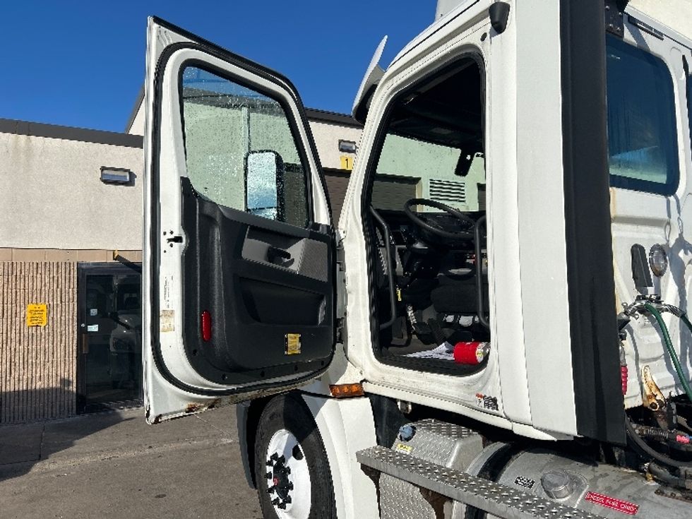 Day Cab Tractor-Heavy Duty Tractors-Freightliner-2020-T12664ST-Brooklyn Park-MN-377,491\n\t\tmiles-$ 48,750 - Image 9