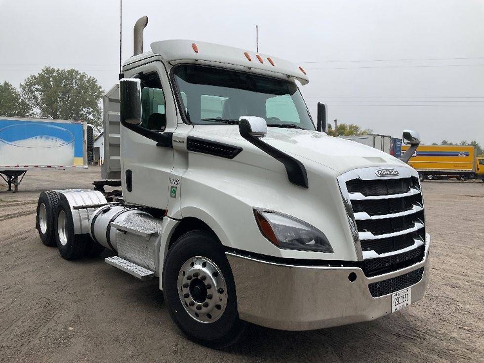 Day Cab Tractor-Heavy Duty Tractors-Freightliner-2020-T12664ST-Brooklyn Park-MN-388,943\n\t\tmiles-$ 55,000 - Image 1