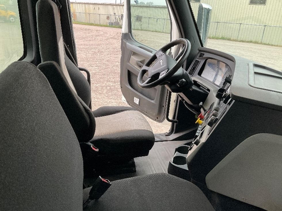 Day Cab Tractor-Heavy Duty Tractors-Freightliner-2020-T12664ST-Brooklyn Park-MN-388,943\n\t\tmiles-$ 55,000 - Image 14