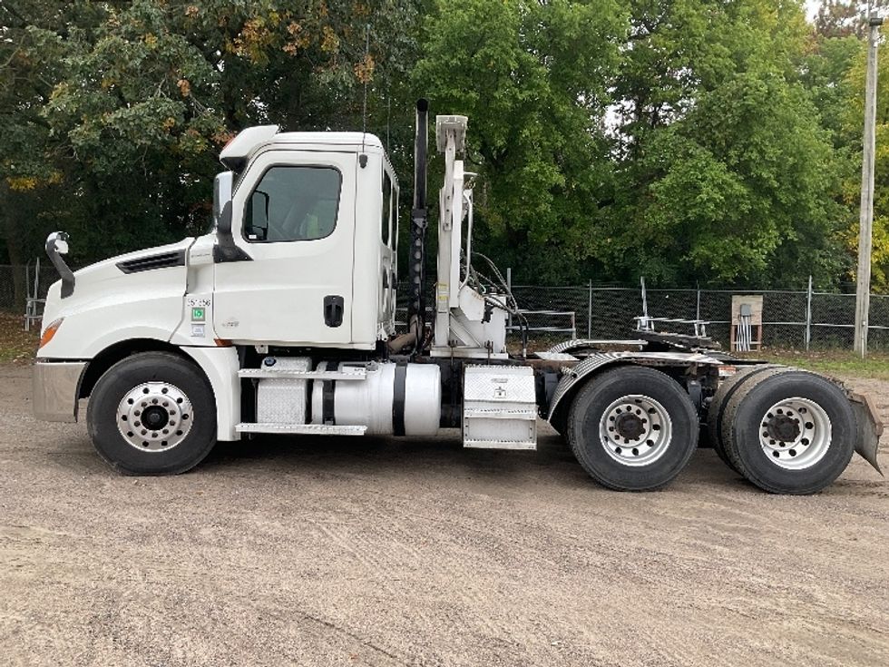 Day Cab Tractor-Heavy Duty Tractors-Freightliner-2020-T12664ST-Brooklyn Park-MN-388,943\n\t\tmiles-$ 55,000 - Image 4