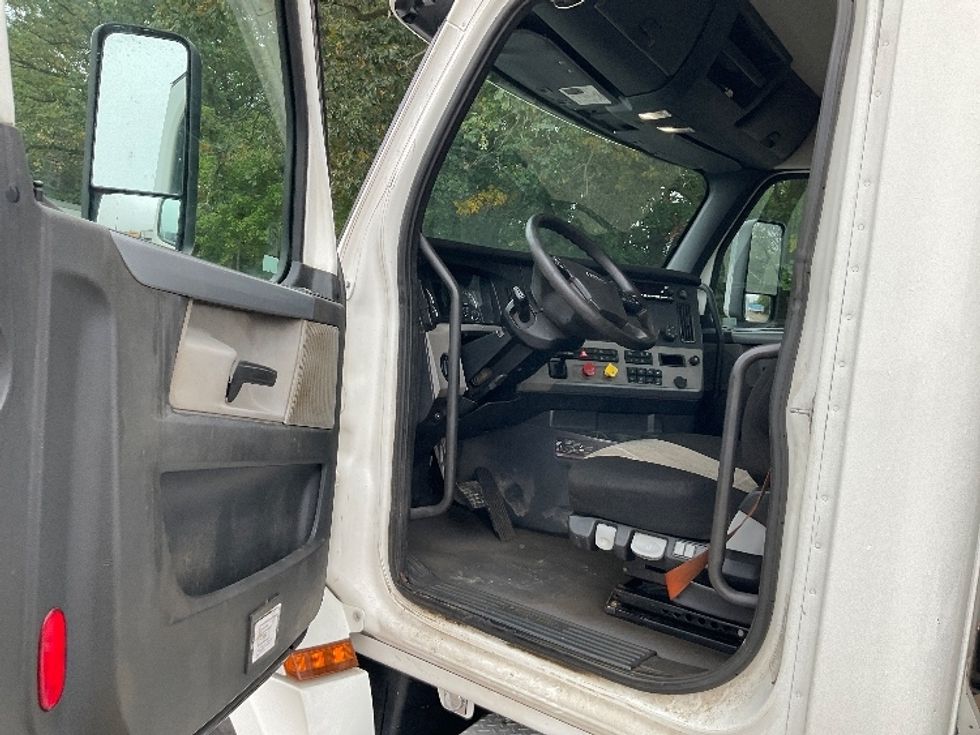 Day Cab Tractor-Heavy Duty Tractors-Freightliner-2020-T12664ST-Brooklyn Park-MN-388,943\n\t\tmiles-$ 55,000 - Image 9