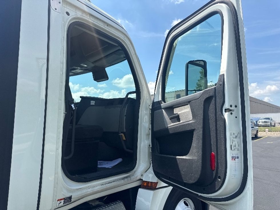 Day Cab Tractor-Heavy Duty Tractors-Freightliner-2020-T12664ST-Brooklyn Park-MN-406,807\n\t\tmiles-$ 48,500 - Image 12