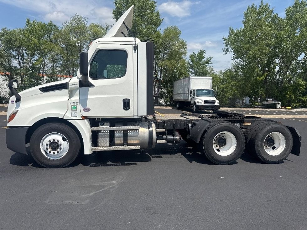 Day Cab Tractor-Heavy Duty Tractors-Freightliner-2020-T12664ST-Brooklyn Park-MN-406,807\n\t\tmiles-$ 48,500 - Image 4