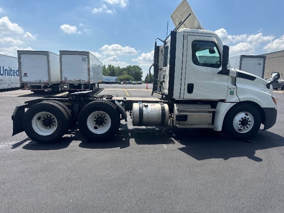 Day Cab Tractor-Heavy Duty Tractors-Freightliner-2020-T12664ST-Brooklyn Park-MN-406,807\n\t\tmiles-$ 48,500 - Image 8
