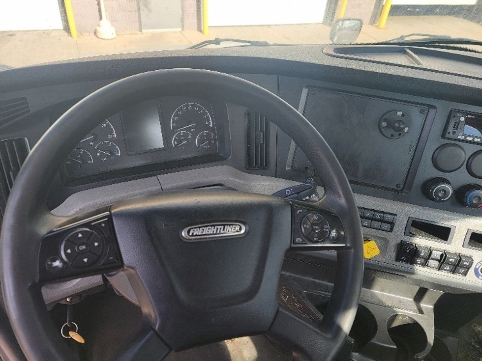 Day Cab Tractor-Heavy Duty Tractors-Freightliner-2020-T12664ST-Brooklyn Park-MN-620,751\n\t\tmiles-$ 38,500 - Image 11