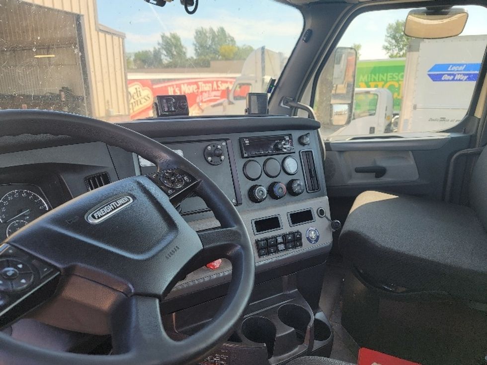 Day Cab Tractor-Heavy Duty Tractors-Freightliner-2020-T12664ST-Brooklyn Park-MN-624,967\n\t\tmiles-$ 38,000 - Image 10