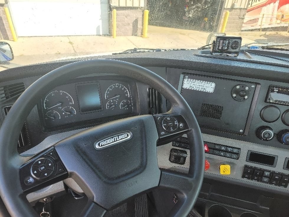 Day Cab Tractor-Heavy Duty Tractors-Freightliner-2020-T12664ST-Brooklyn Park-MN-624,967\n\t\tmiles-$ 38,000 - Image 11