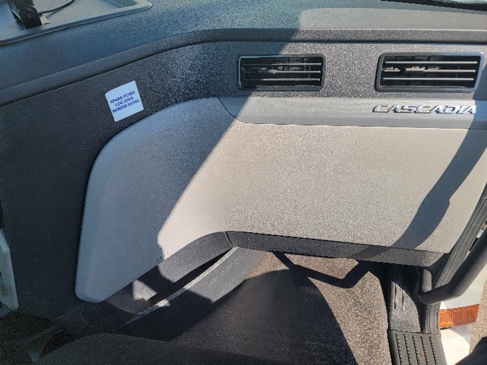 Day Cab Tractor-Heavy Duty Tractors-Freightliner-2020-T12664ST-Brooklyn Park-MN-624,967\n\t\tmiles-$ 38,000 - Image 13