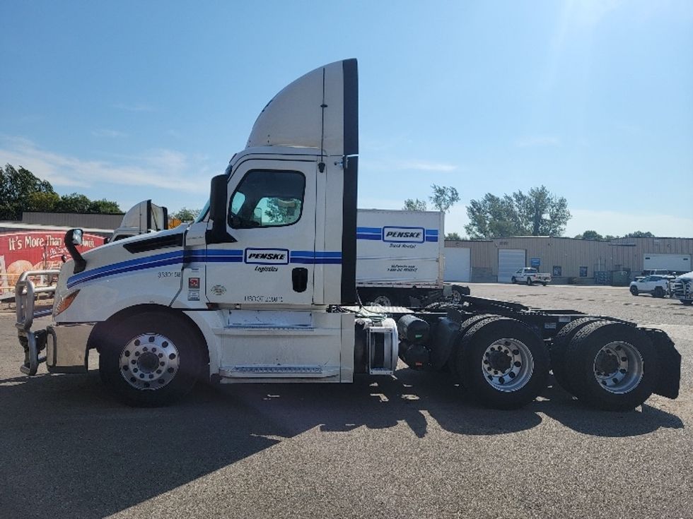 Day Cab Tractor-Heavy Duty Tractors-Freightliner-2020-T12664ST-Brooklyn Park-MN-624,967\n\t\tmiles-$ 38,000 - Image 4