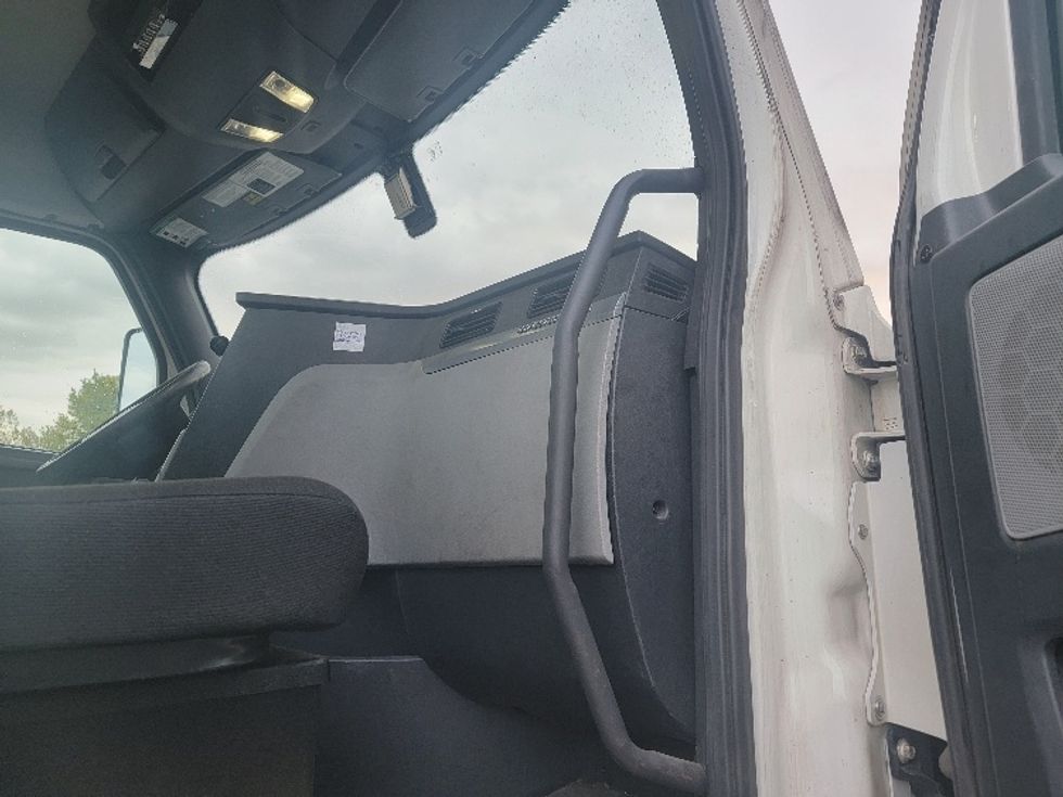 Day Cab Tractor-Heavy Duty Tractors-Freightliner-2020-T12664ST-Brooklyn Park-MN-647,308\n\t\tmiles-$ 35,000 - Image 12