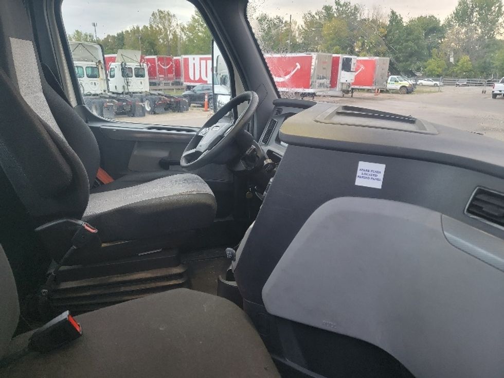 Day Cab Tractor-Heavy Duty Tractors-Freightliner-2020-T12664ST-Brooklyn Park-MN-647,308\n\t\tmiles-$ 35,000 - Image 14