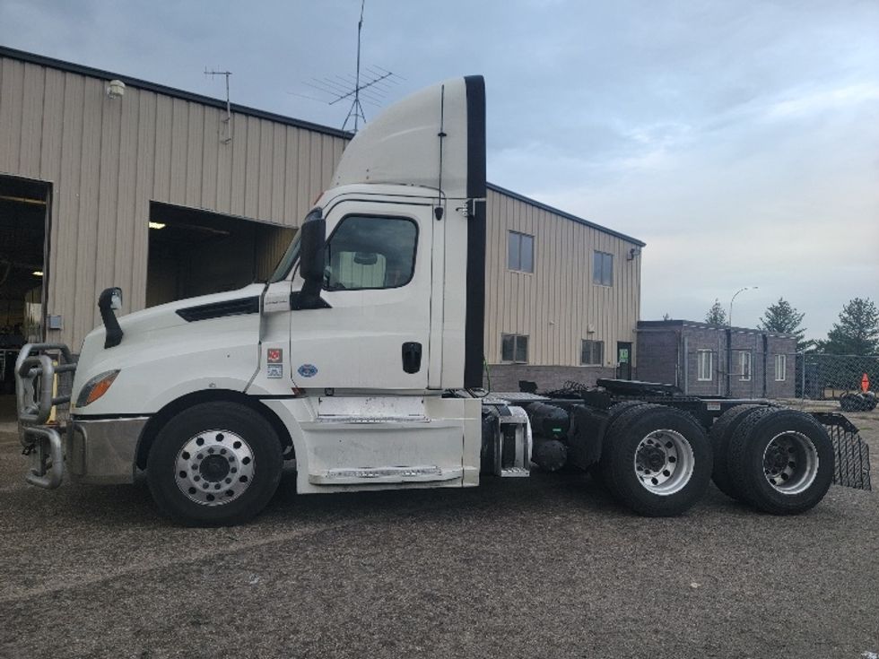 Day Cab Tractor-Heavy Duty Tractors-Freightliner-2020-T12664ST-Brooklyn Park-MN-647,308\n\t\tmiles-$ 35,000 - Image 4
