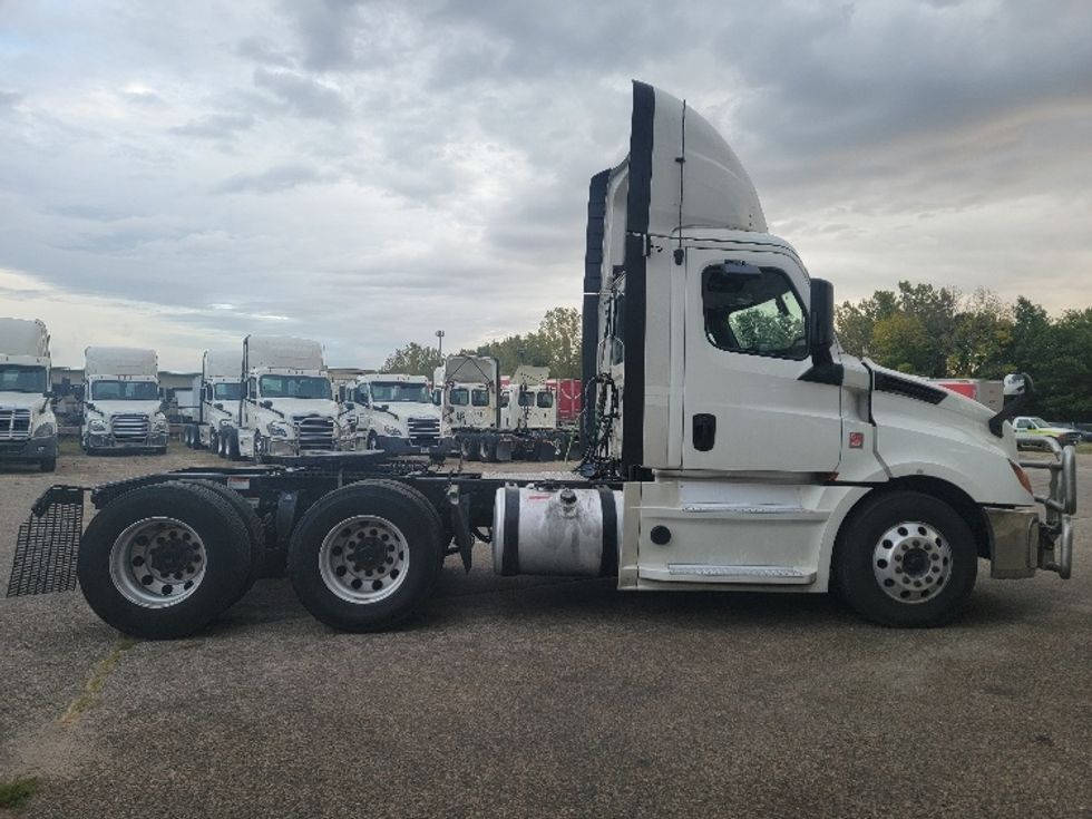 Day Cab Tractor-Heavy Duty Tractors-Freightliner-2020-T12664ST-Brooklyn Park-MN-647,308\n\t\tmiles-$ 35,000 - Image 8