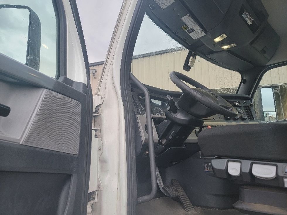 Day Cab Tractor-Heavy Duty Tractors-Freightliner-2020-T12664ST-Brooklyn Park-MN-647,308\n\t\tmiles-$ 35,000 - Image 9