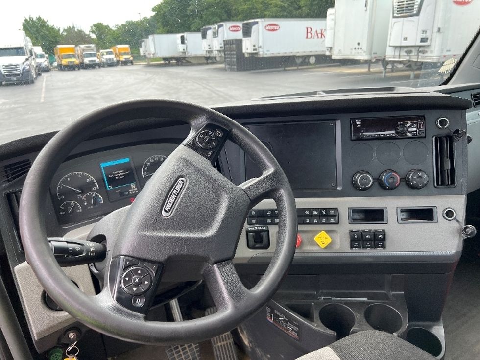 Day Cab Tractor-Heavy Duty Tractors-Freightliner-2020-T12664ST-Burlington-NJ-435,734\n\t\tmiles-$ 57,750 - Image 11